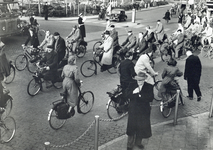 40578 Afbeelding van de verkeersdrukte met fietsers op het kruispunt van de Leidseweg en het Stationsplein (rechts) te ...